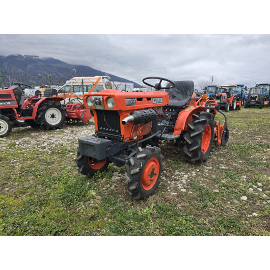 Kubota B5001 с фреза