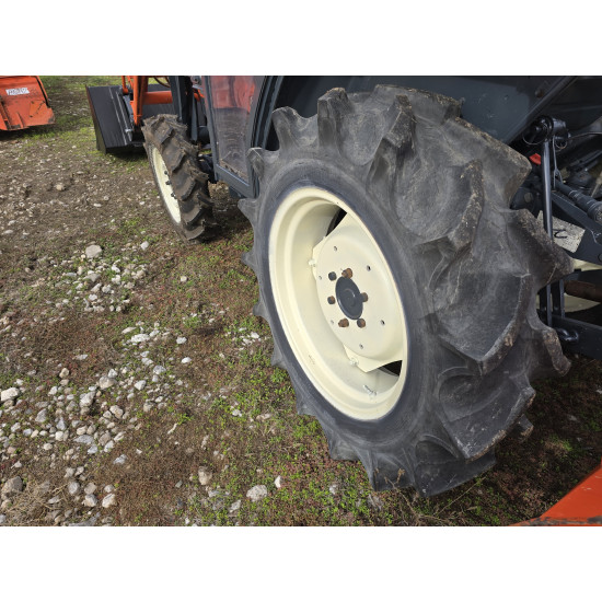 Трактор с кабина и челен товарач Kubota GL260 