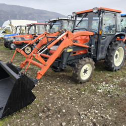 Трактор с кабина и челен товарач Kubota GL260 