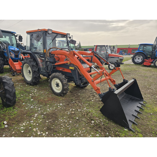 Трактор с кабина и челен товарач Kubota GL260 