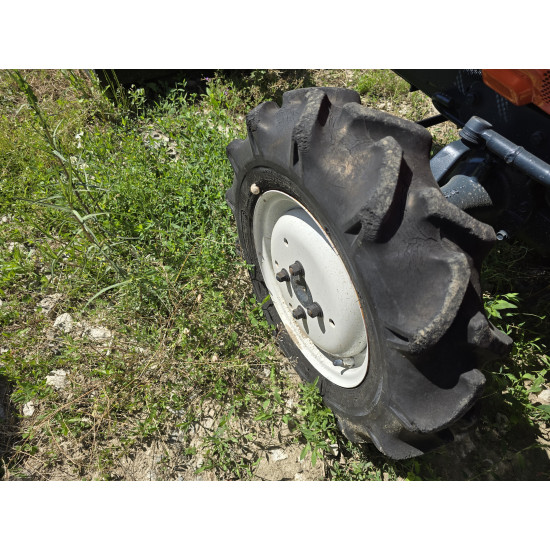 Kubota Bulltra B1-15 с фреза и челен товарач