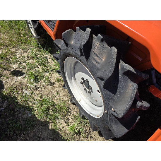 Kubota Bulltra B1-15 с фреза и челен товарач