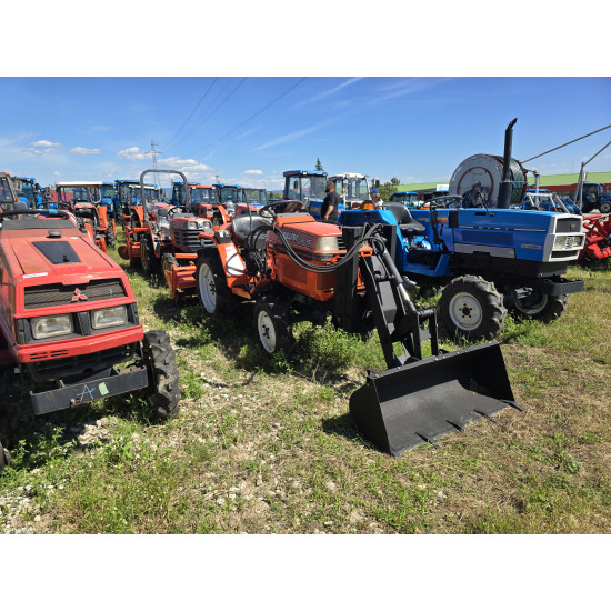 Kubota Bulltra B1-15 с фреза и челен товарач