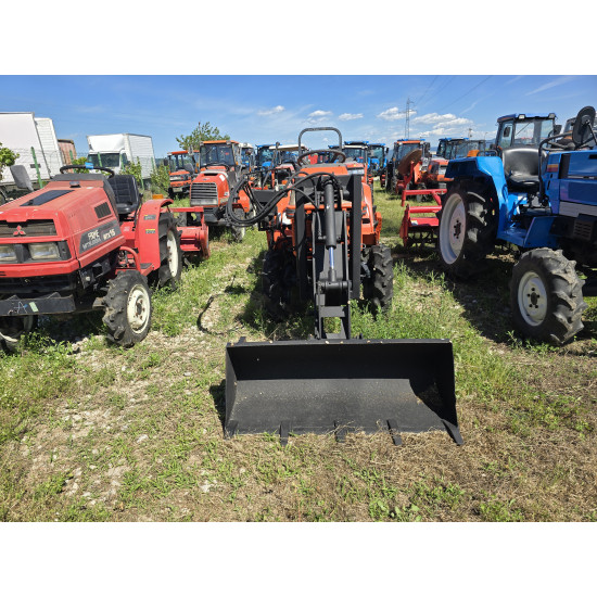 Kubota Bulltra B1-15 с фреза и челен товарач
