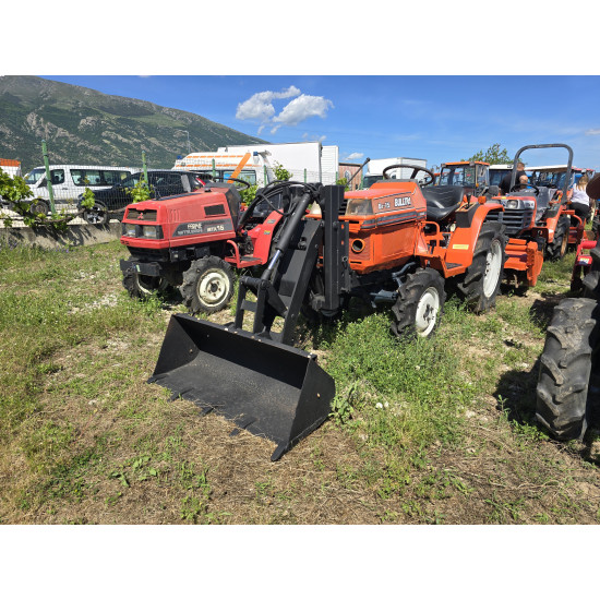 Kubota Bulltra B1-15 с фреза и челен товарач